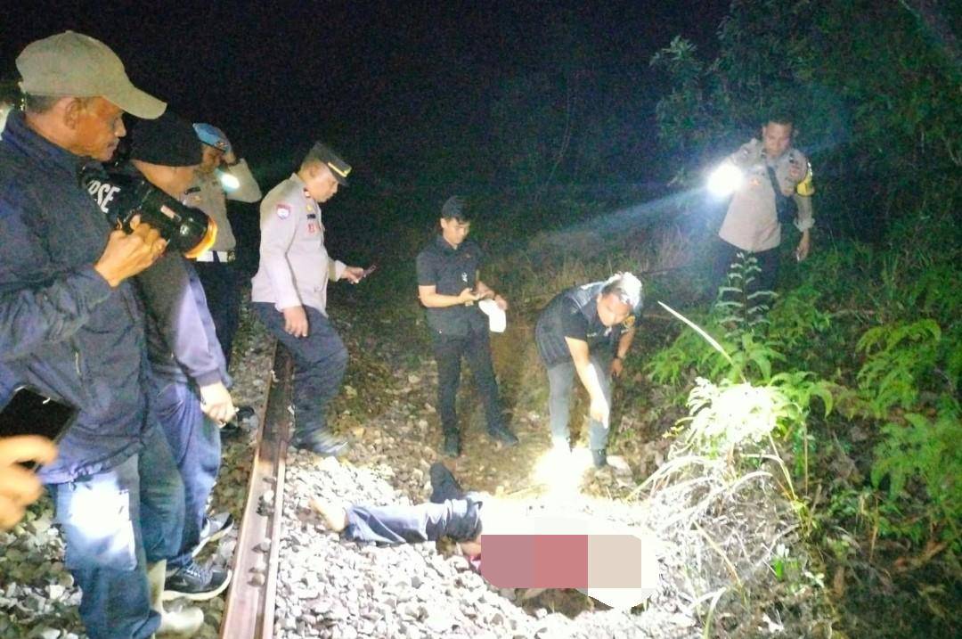 Korban lansia tanpa identitas ditemukan tewas di pinggir rel kereta api. (Dok. Istimewa)
