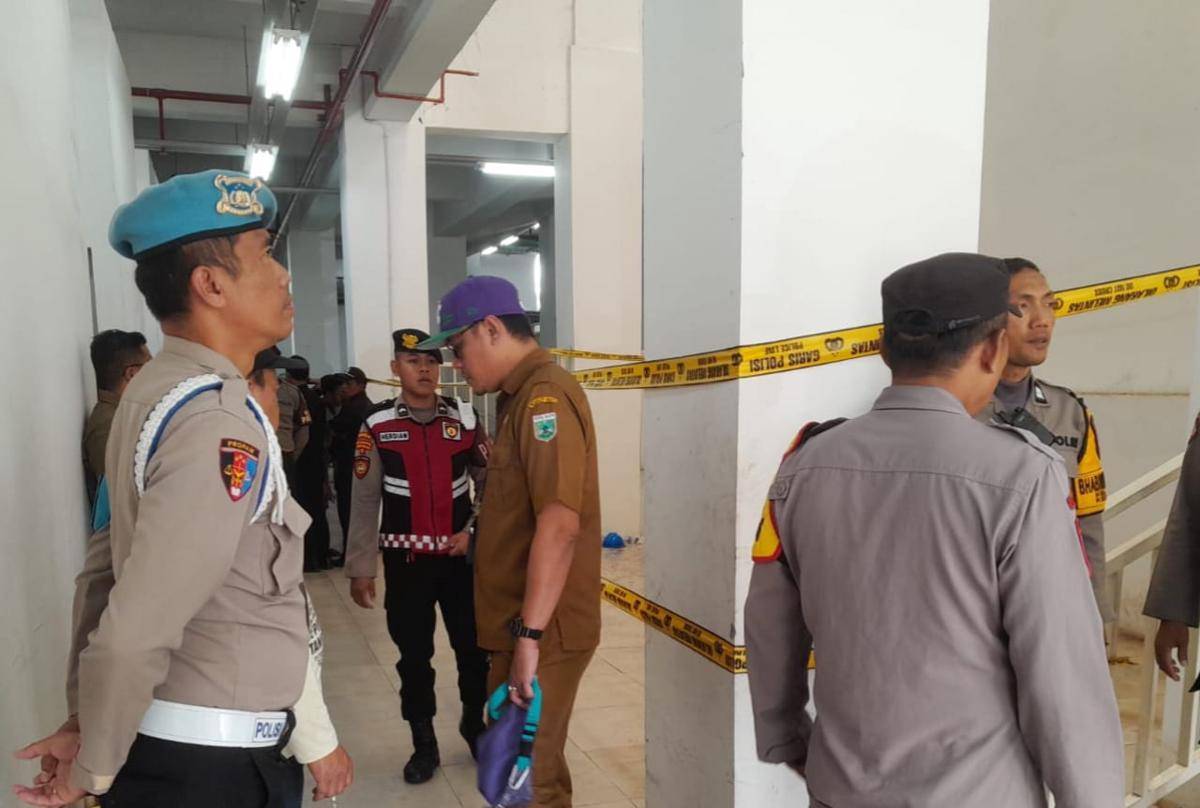 Olah TKP pria terjatuh dari atap Pasar Induk Among Tani. (IDN Times/Rizal Adhi Pratama)