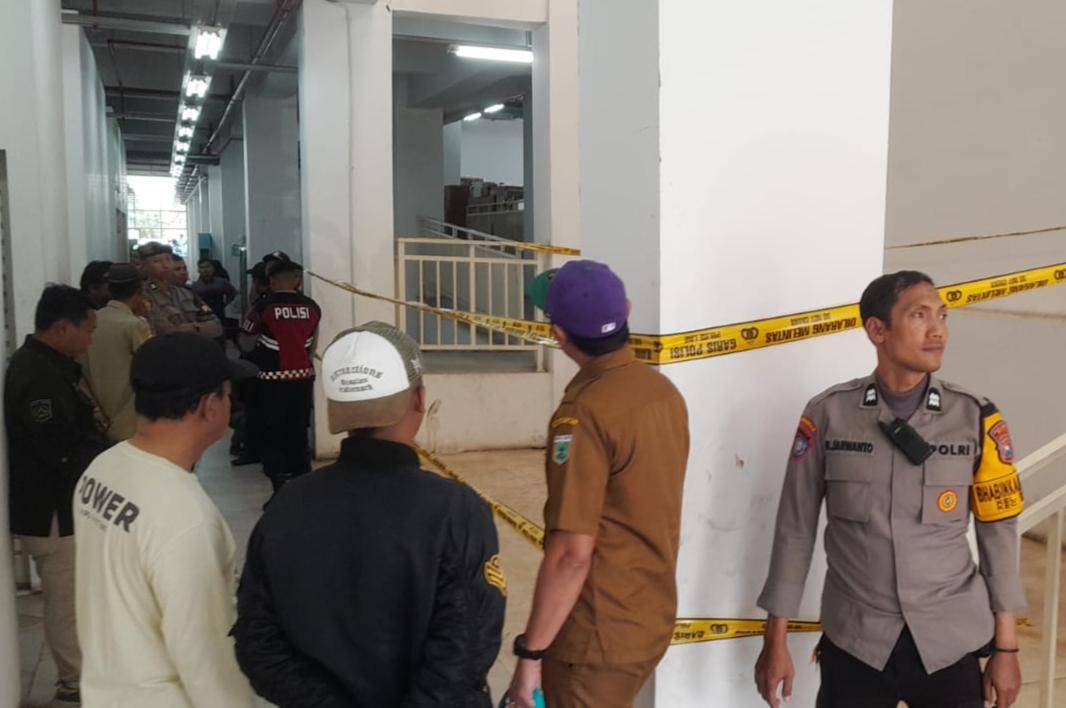 Olah TKP pria terjatuh dari atap Pasar Induk Among Tani. (IDN Times/Rizal Adhi Pratama)