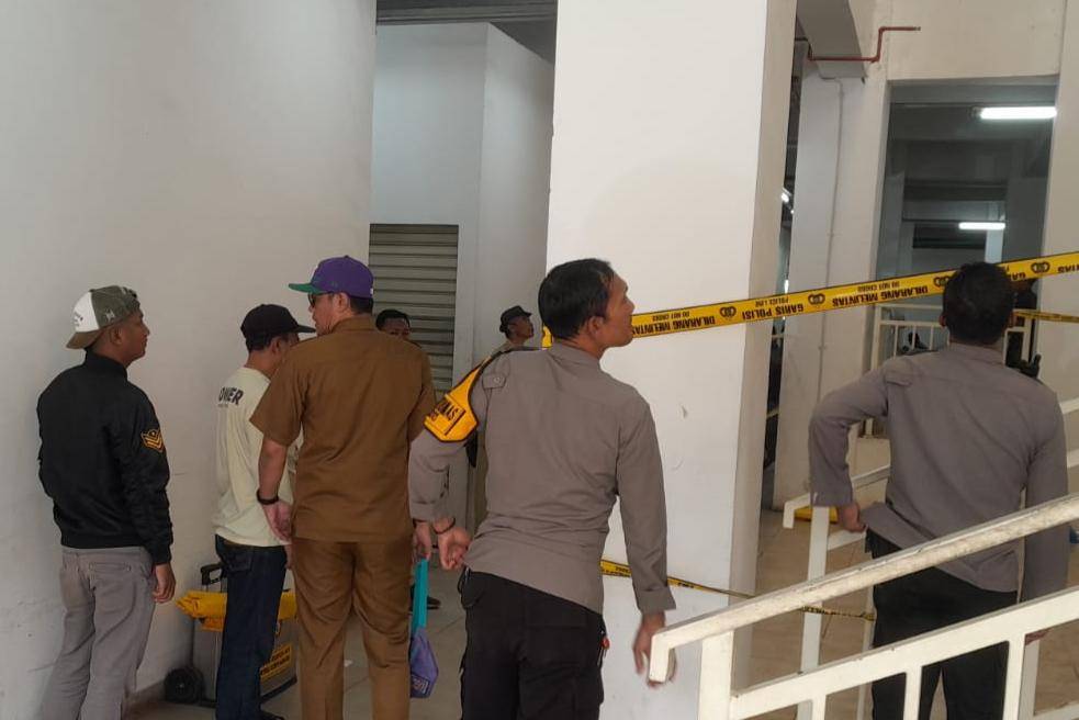 Olah TKP pria terjatuh dari atap Pasar Induk Among Tani. (IDN Times/Rizal Adhi Pratama)