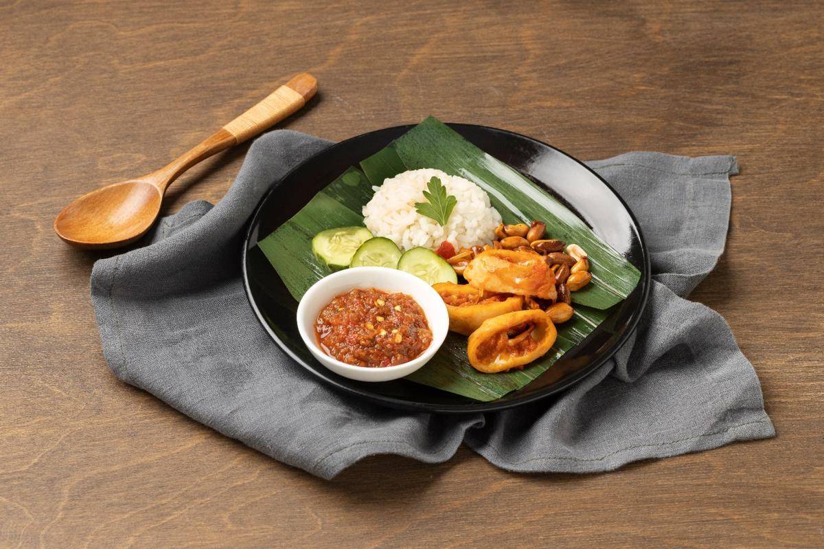 Ilustrasi nasi sambal cumi (freepik.com/freepik)
