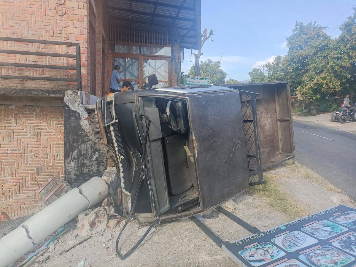 Diduga mengemudi ugal-ugalan, 2 pick up bertabrakan hantam rumah makan dan kandang kambing di Magetan. IDN Times/Riyanto.