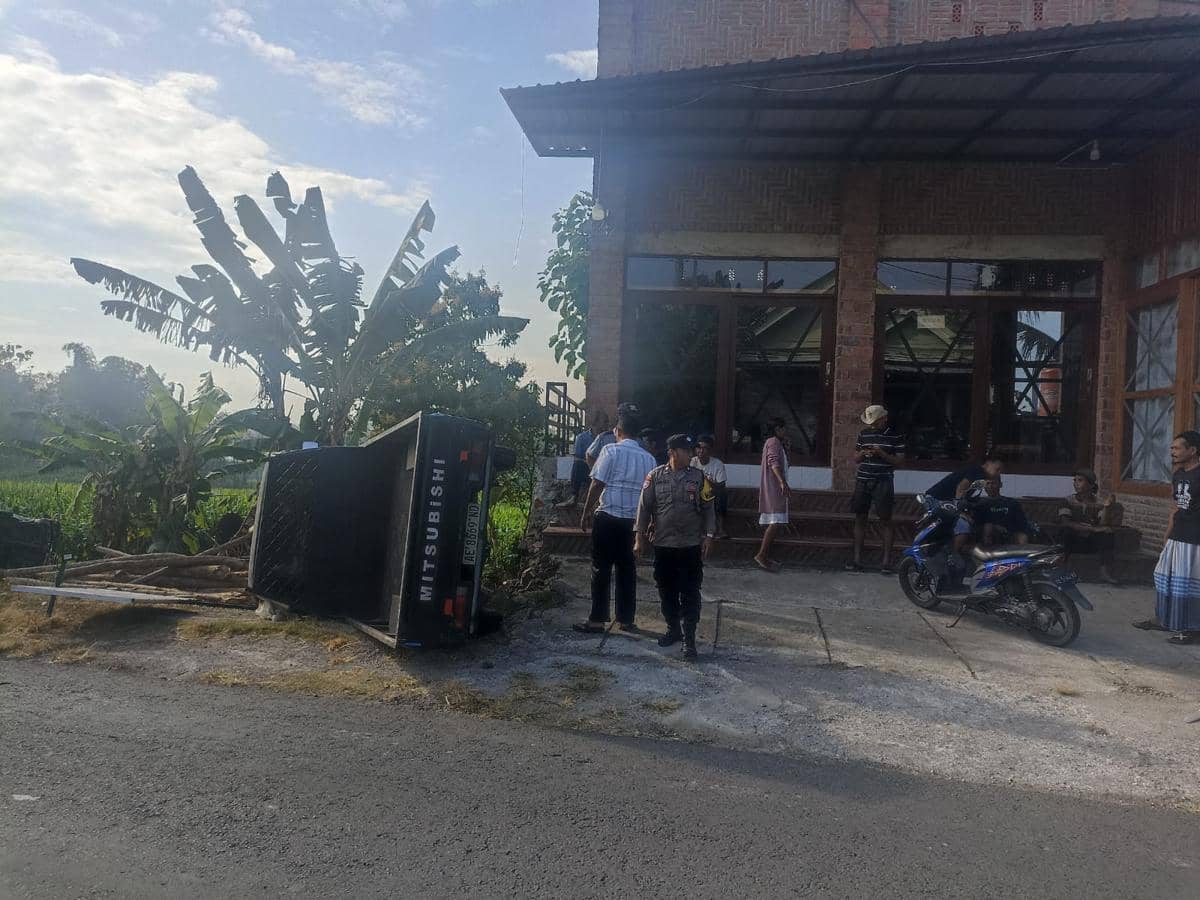 Diduga mengemudi ugal-ugalan, 2 pick up bertabrakan hantam rumah makan dan kandang kambing di Magetan. IDN Times/Riyanto.