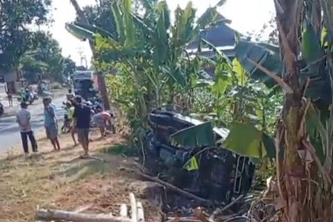 Diduga mengemudi ugal-ugalan, 2 pick up bertabrakan hantam rumah makan dan kandang kambing di Magetan. IDN Times/Riyanto.