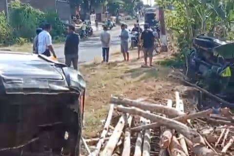2 Pikap Tabrakan Hantam Restoran dan Kandang Kambing di Magetan
