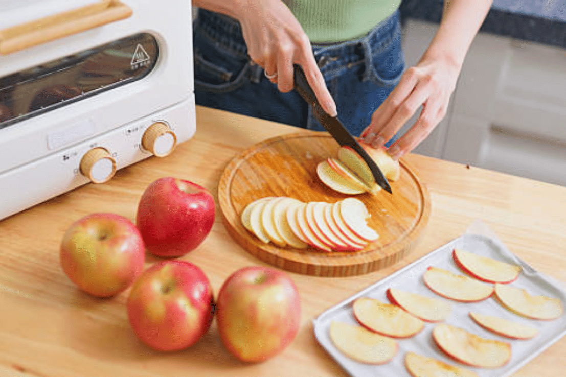 ilustrasi camilan buah apel (istockphoto.com/PonyWang)