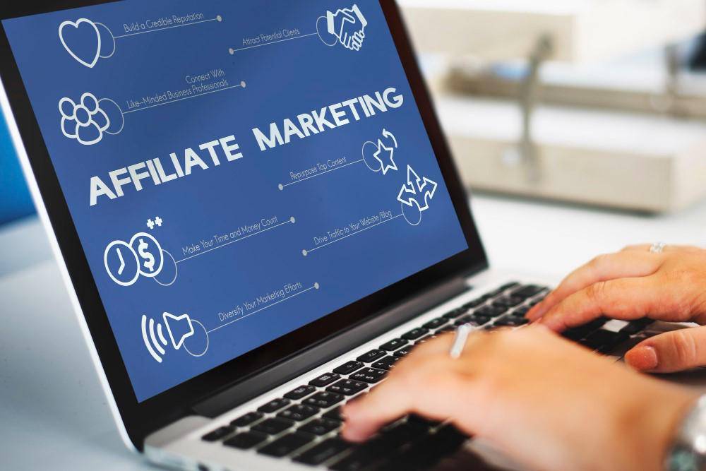 ilustrasi mengikuti affiliate marketing 