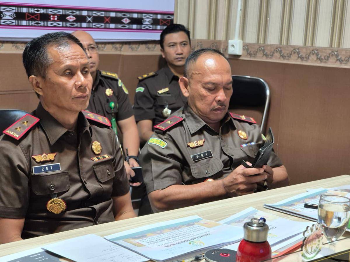 Kepala Kejaksaan Tinggi NTT, Zet Tadung Allo (kiri). (Dok Kejati NTT)