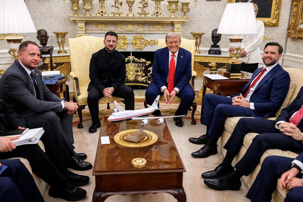 Presiden Ukraina, Volodymyr Zelenskyy dan Presiden AS, Donald Trump. (The White House, Public domain, via Wikimedia Commons)