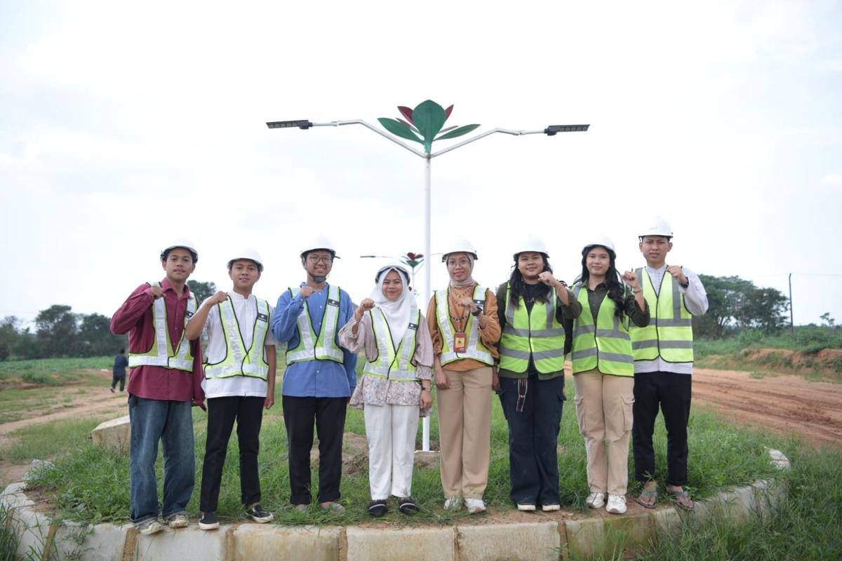 Mahasiswa S1 Teknik Elektro Universitas Teknokrat Indonesia Lahirkan Karya Inovatif Berupa Lampu Tenaga Surya dengan Desain Hiasan Bunga (Dok/Humas Universitas Teknokrat Indonesia)