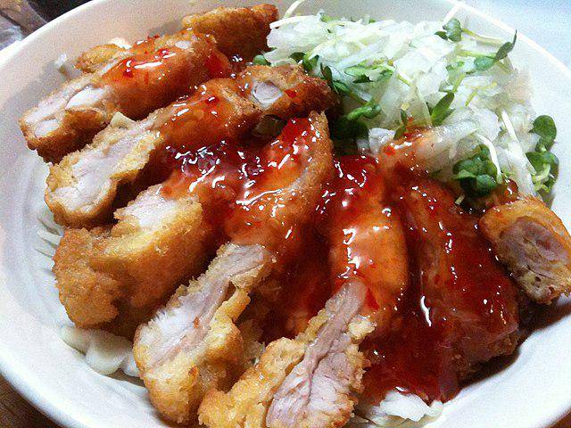 ilustrasi ayam fillet dengan saus (commons.wikimedia.org/kimishowota)