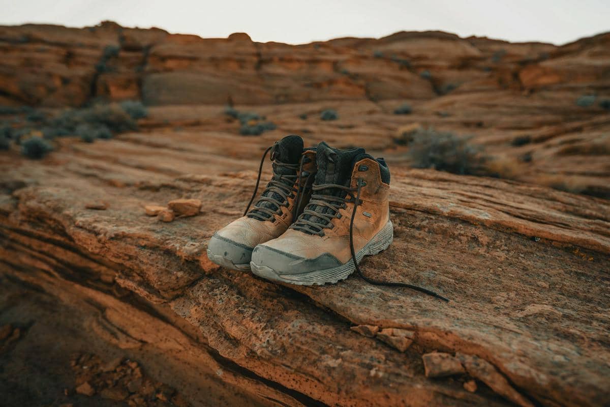 ilustrasi sepatu hiking (unsplash.com/Clay Banks)