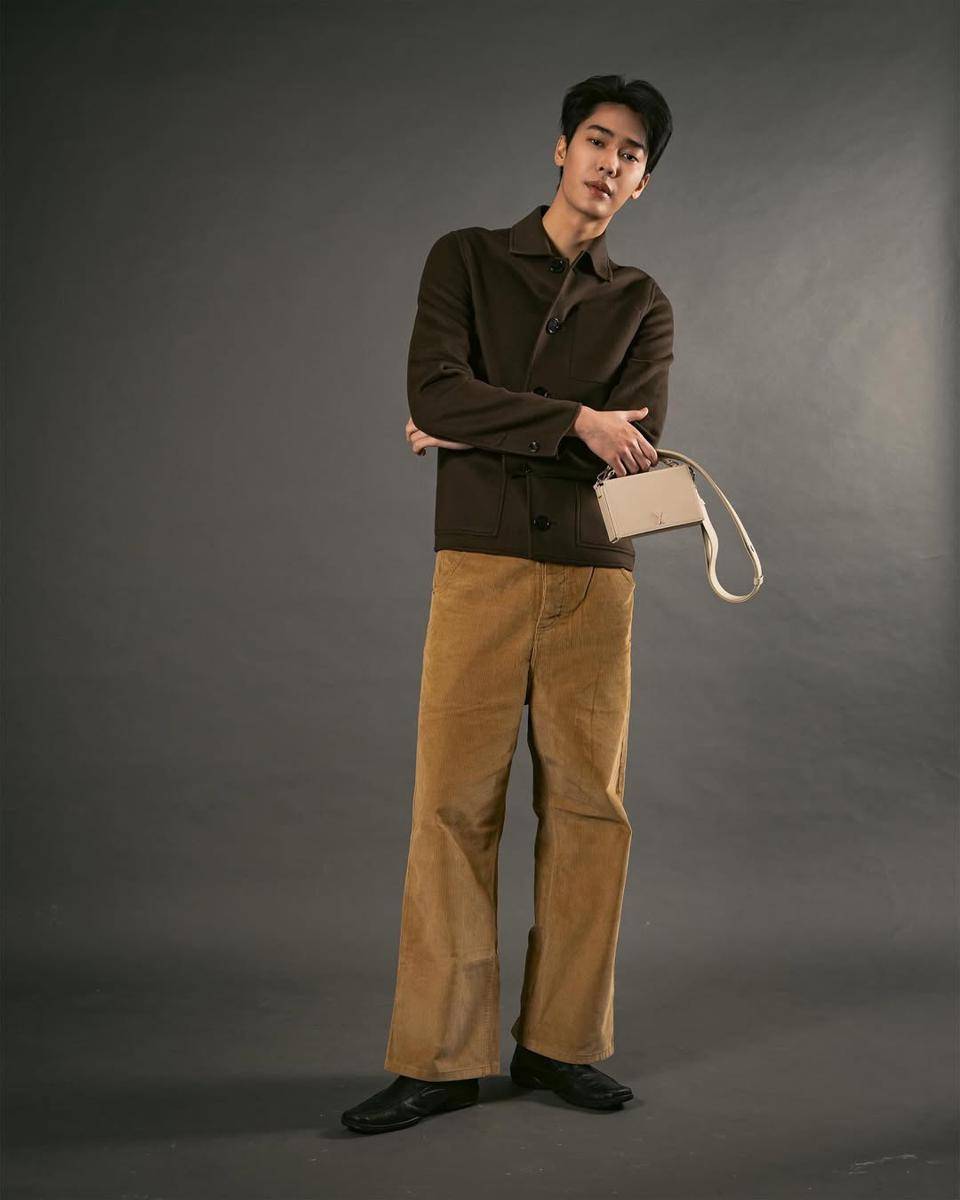 Outfit pakai tas ala Dew Jirawat 