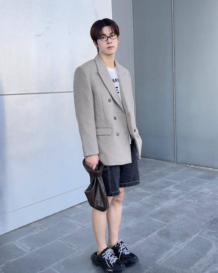 styling short jeans ala Cooper Patpasit (instagram.com/cooper_patpasit)