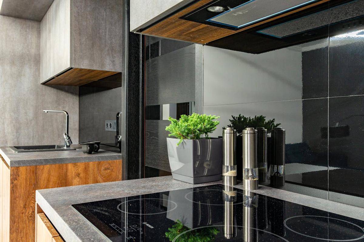 ilustrasi dapur bersih dengan kompor induksi (pexels.com/Max Vakhtbovycn)