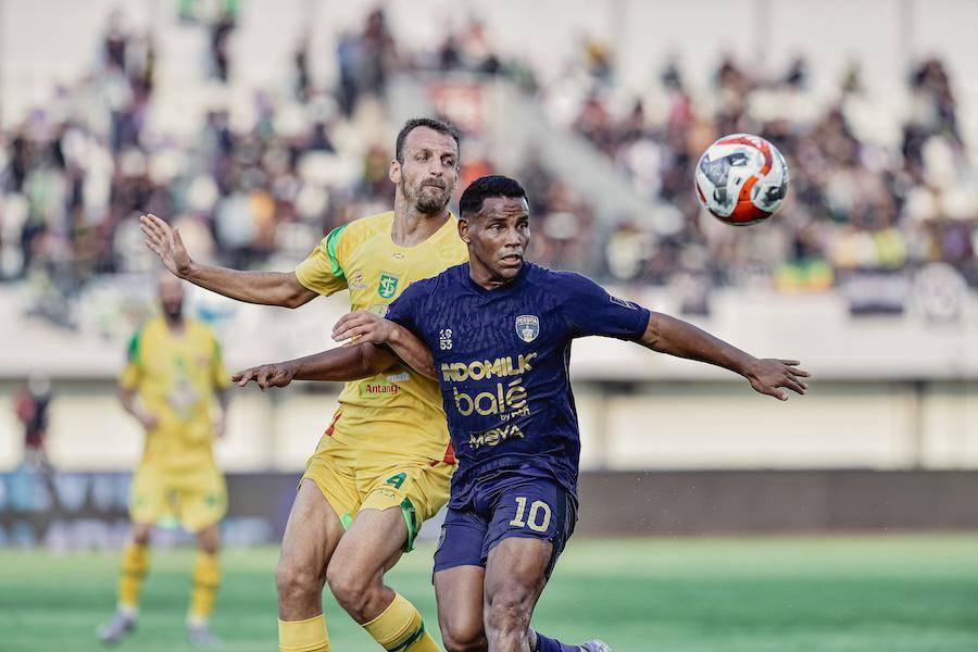 Eber bessa saat bermain bersama persita mengahadapi persebaya (persitafc.com)