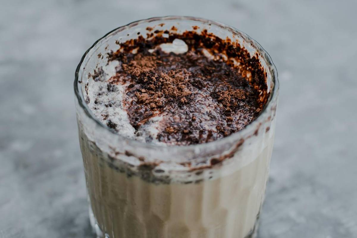 ilustrasi minuman iced tahini coffee latte