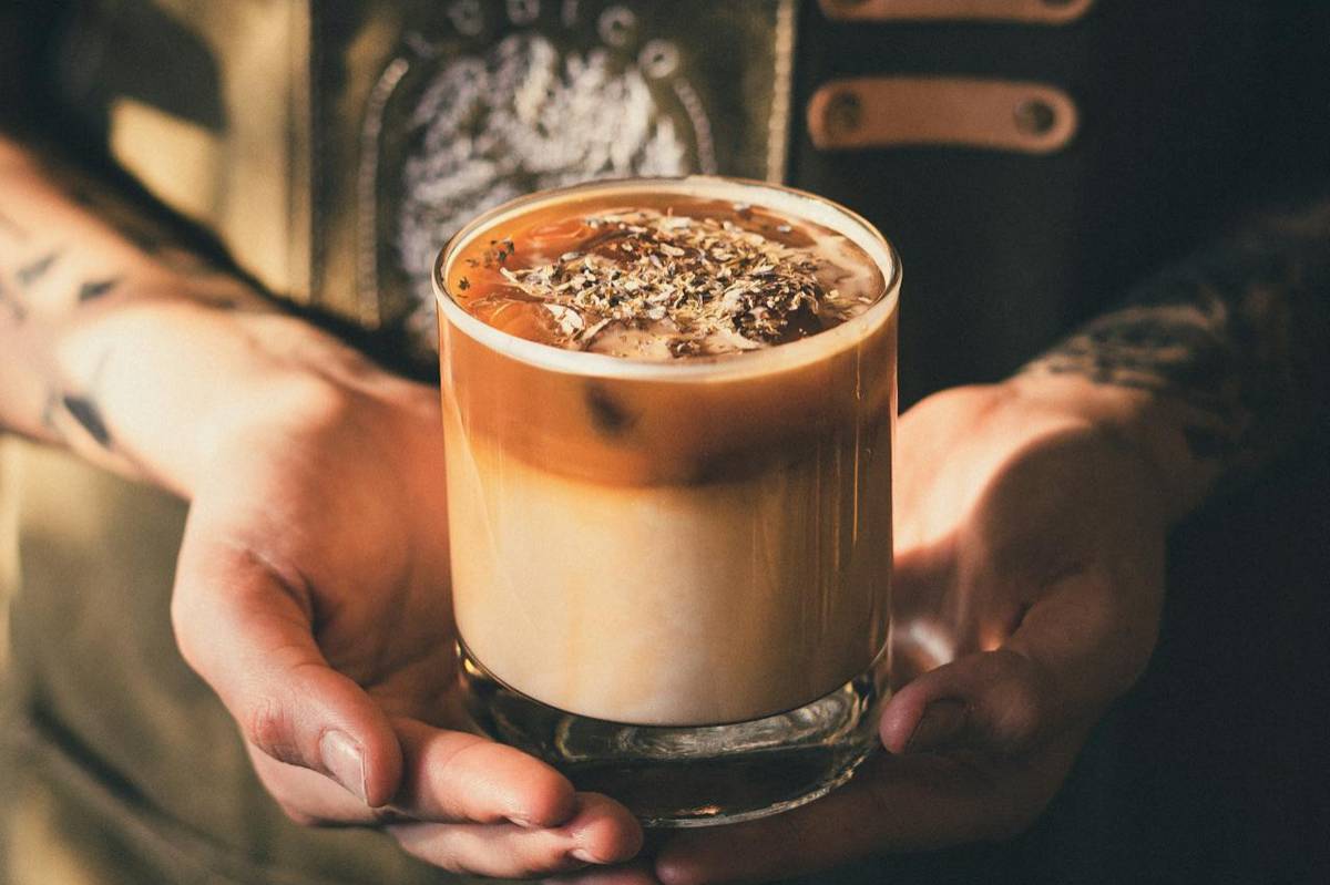 ilustrasi iced tahini coffee latte