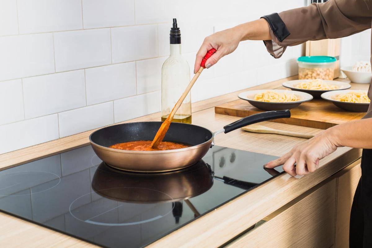 ilustrasi masak di kompor induksi (freepik.com/Freepik)