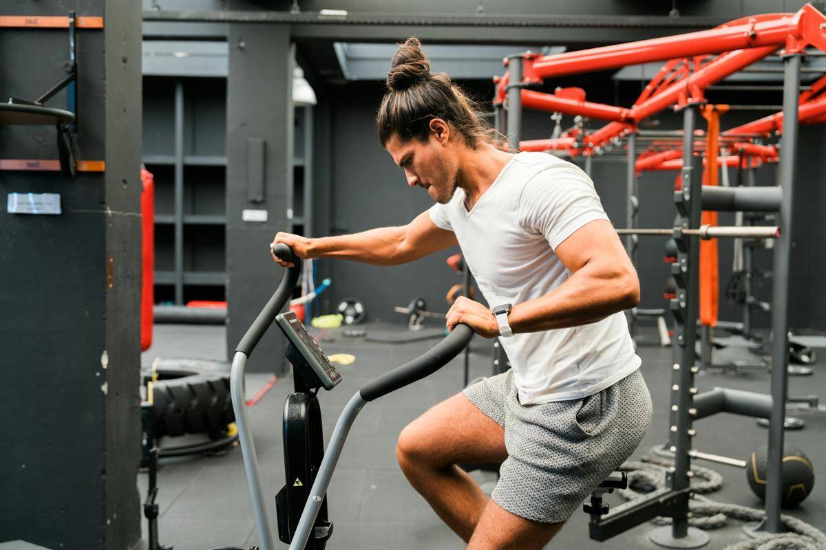 ilustrasi pria di gym (unsplash.com/gardpro)