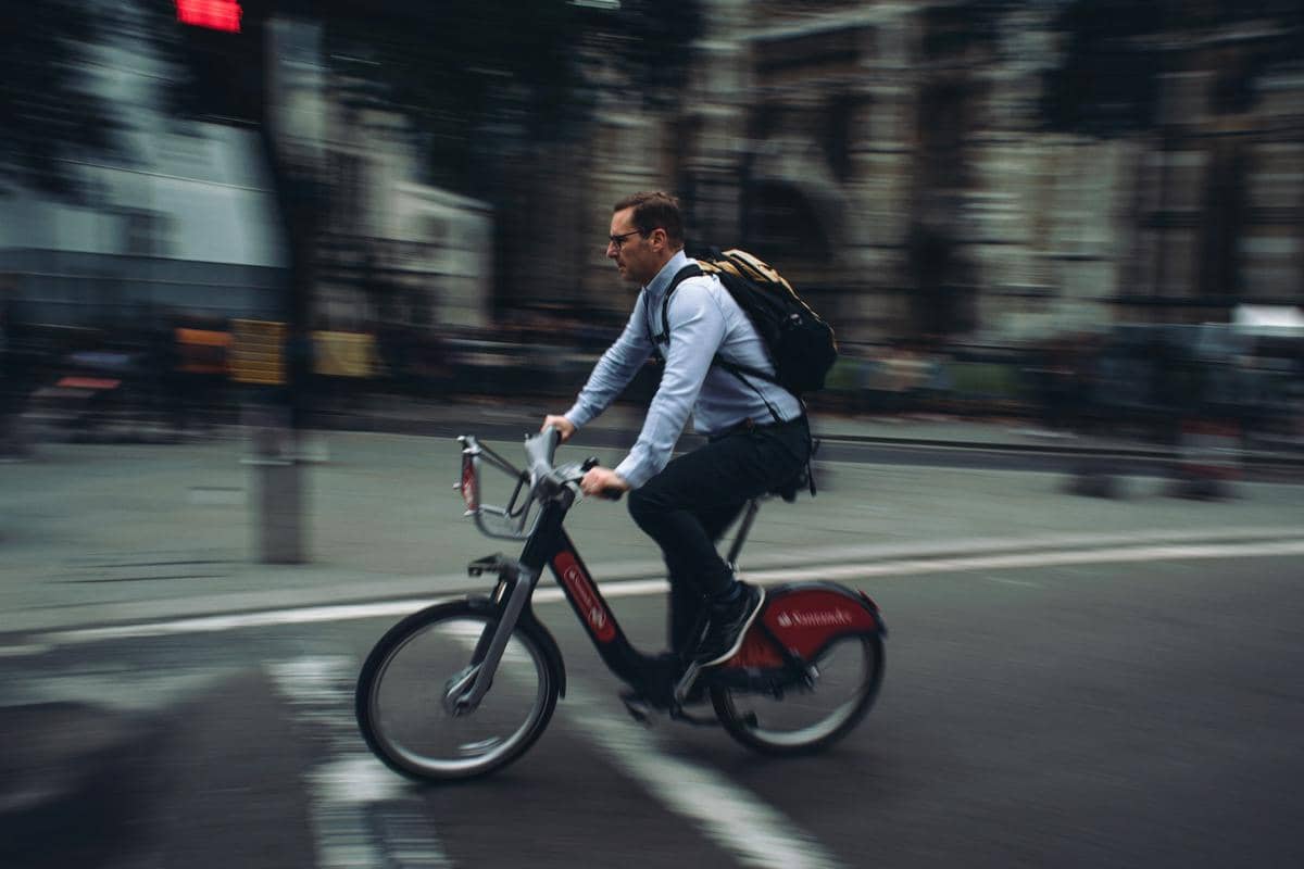Ilustrasi Bike to Work (unsplash.com/@gonchifacello)