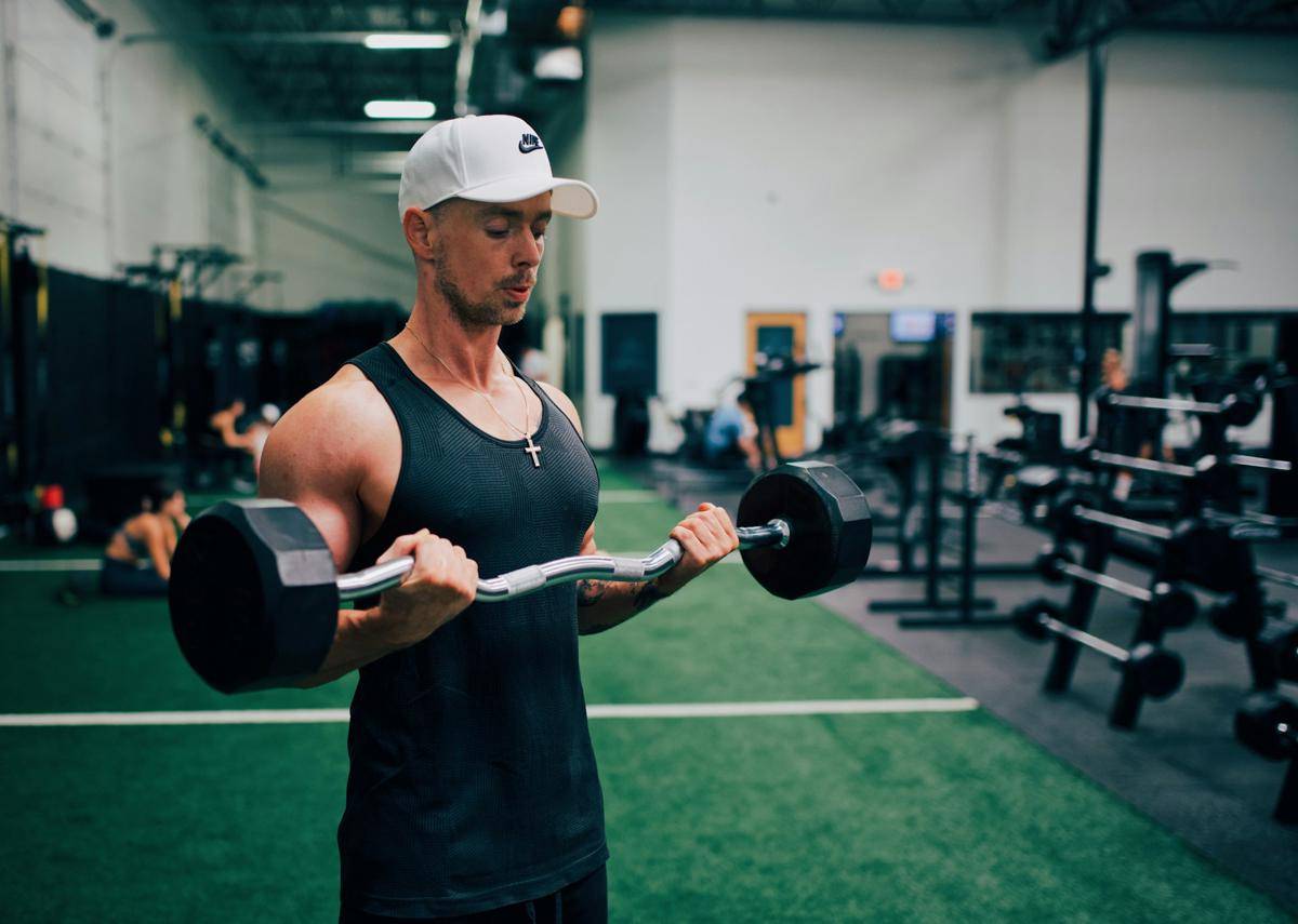 ilustrasi pria di gym (unsplash.com/Gordon Cowie)