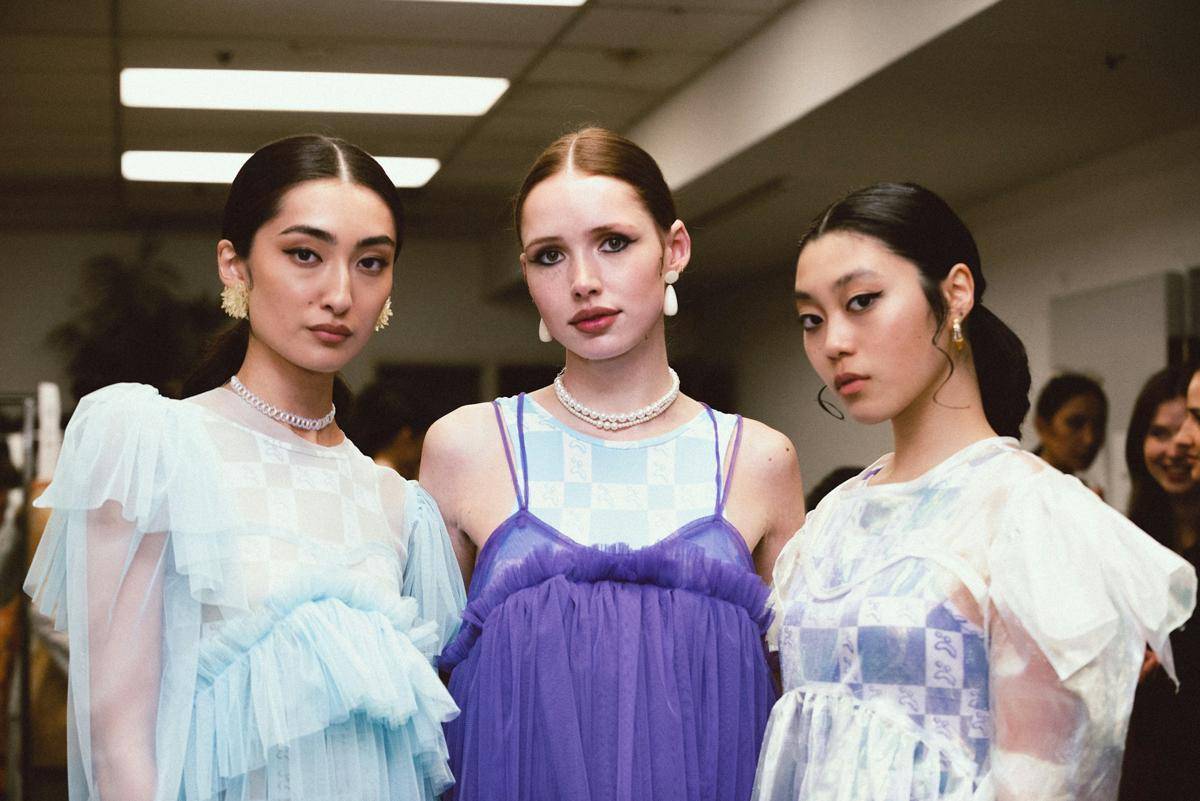 Ilustrasi model catwalk (unsplash.com/Happy Face Emoji)