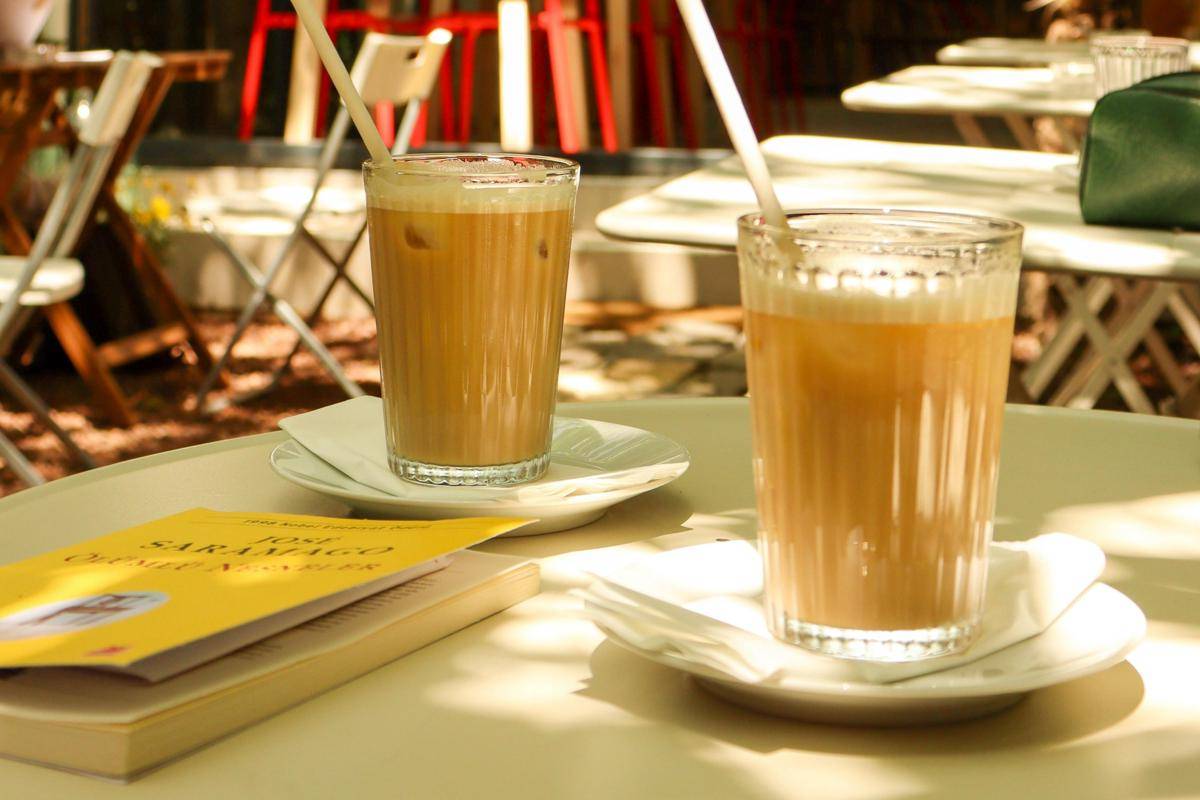 ilustrasi sebuah buku di cafe (pexels.com/Foto oleh Esma Çokluk)