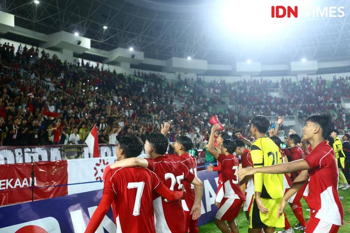 Pemain timnas U-17 merayakan kemenangan di depan suporter yang memadati Stadion Utama Sumatra Utara, Jumat (15/8/2025) (IDN Times/Doni Hermawan)