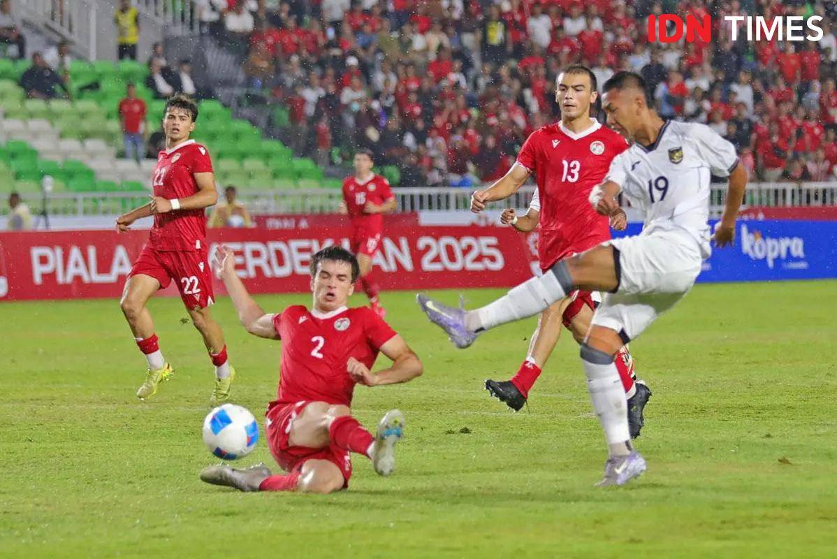 Timnas Indonesia U-17 melawan Tajikistan U-17 pada Piala Kemerdekaan 2025 berakhir seri 2-2 (IDN Times/Arifin Al Alamudi)