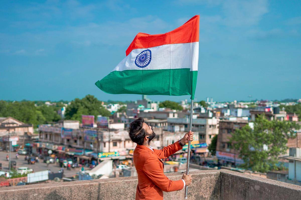 ilustrasi orang memegang bendera India 