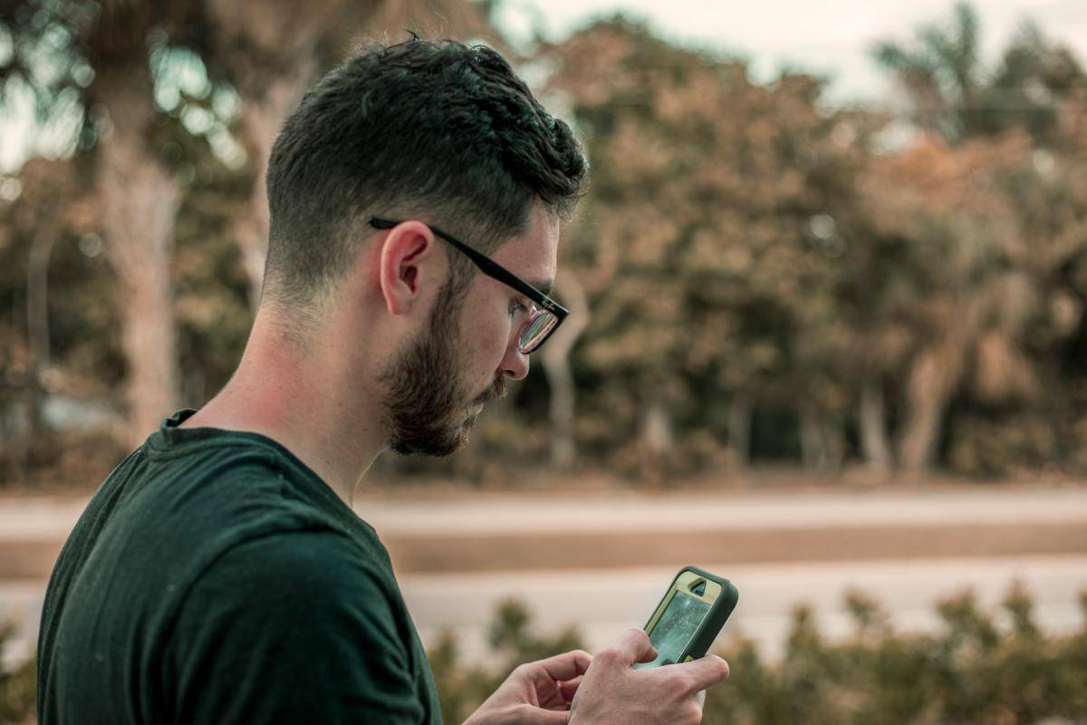 ilustrasi seseorang melihat handphone