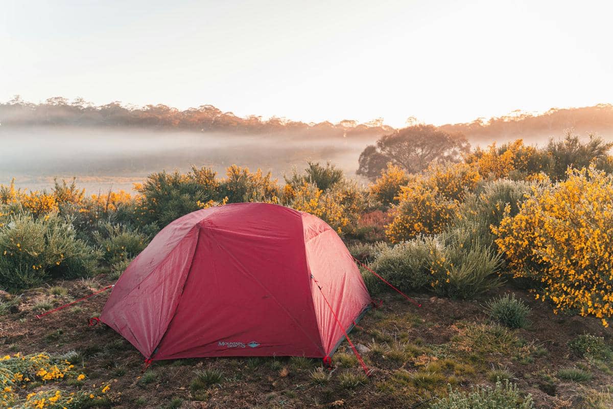 ilustrasi tenda hiking (unsplash.com/joshfotho)