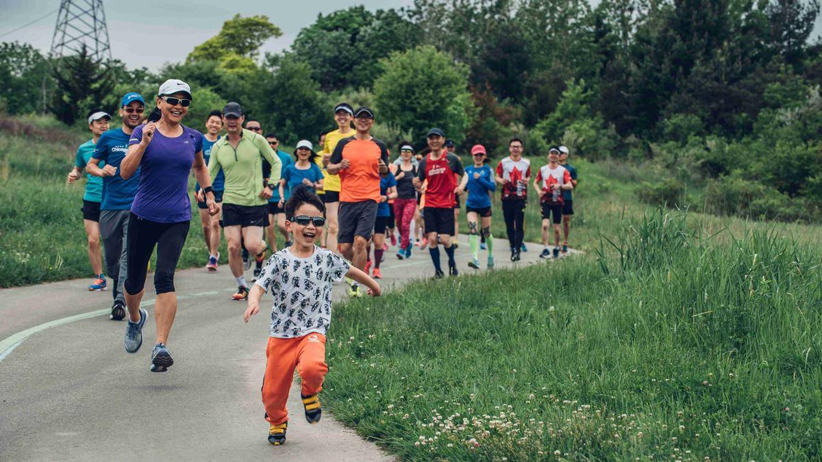 ilustrasi jogging bersama (unsplash.com/LUCHI CHENG)