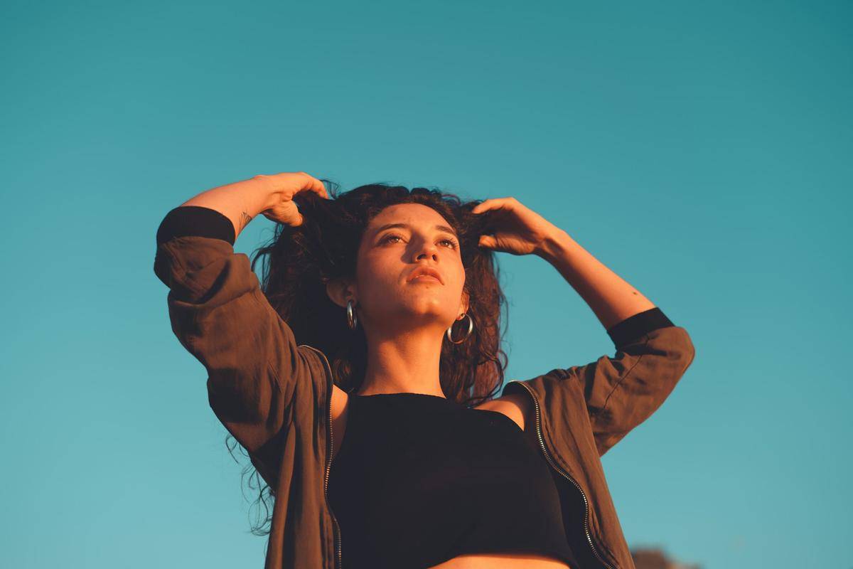 Ilustrasi perempuan berpose mengangkat tangan (unsplash.com/Lumière Rezaie)