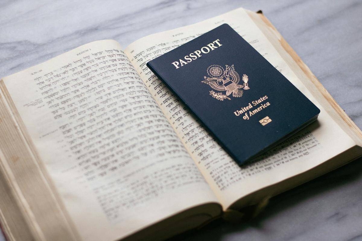 ilustrasi paspor Amerika Serikat (unsplash.com/lydia_matzal)
