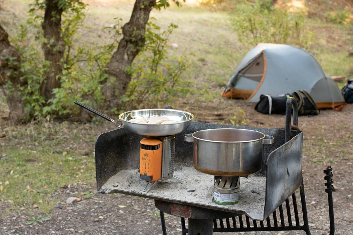 ilustrasi alat masak hiking (unsplash.com/Lydia Venjohn)