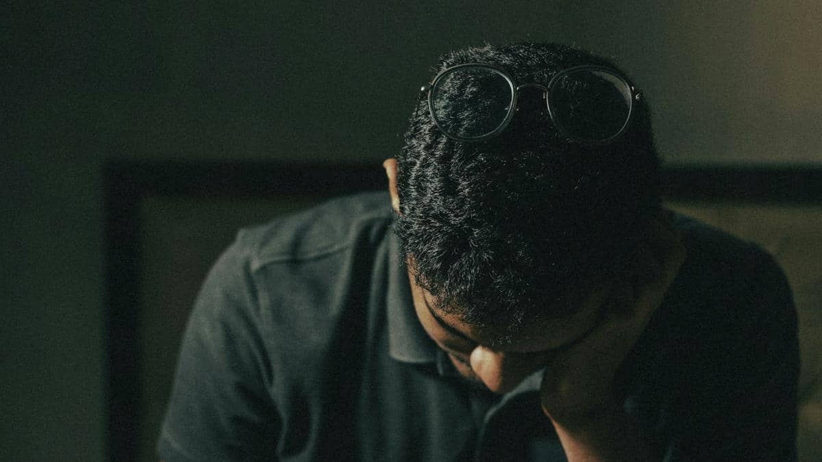 ilustrasi pria mengalami fase quarter life crisis (unsplash.com/Md Mahdi)