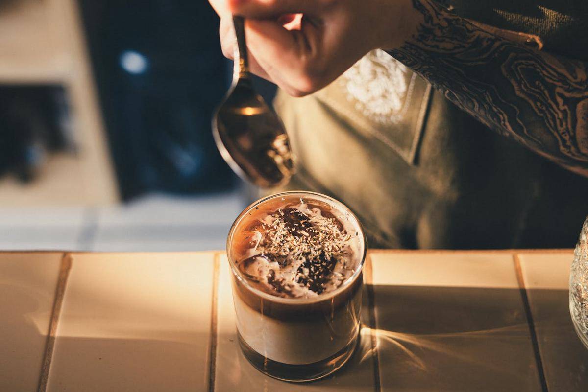 ilustrasi membuat iced tahini coffee latte
