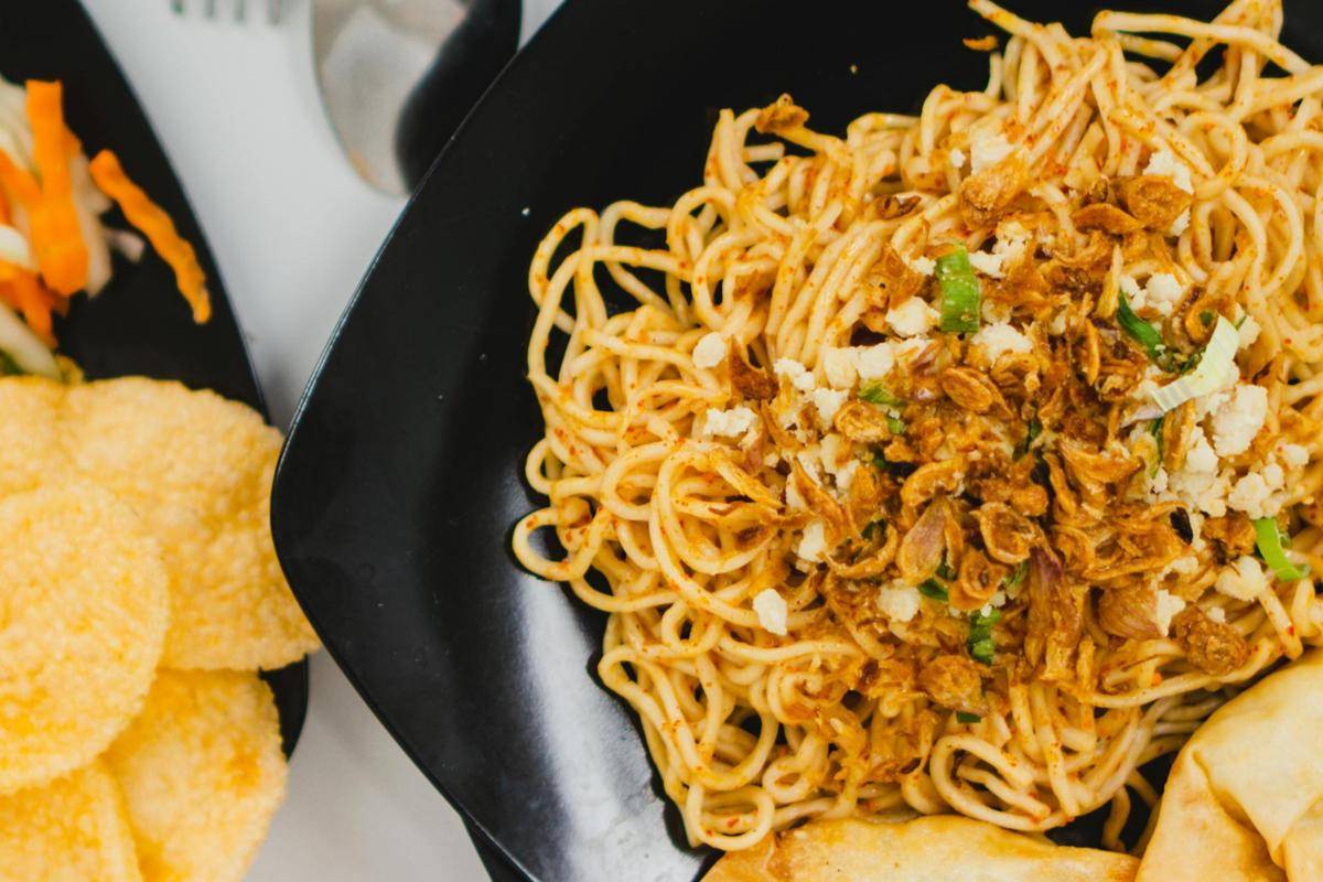 ilustrasi mi goreng daun jeruk