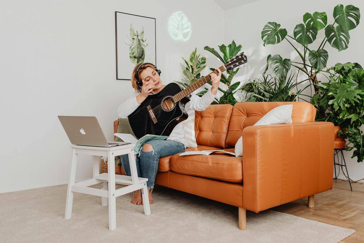 ilustrasi seorang perempuan bermain gitar