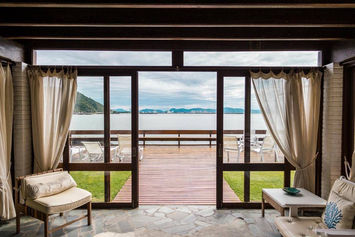 ilustrasi hotel view pantai/pexels.com