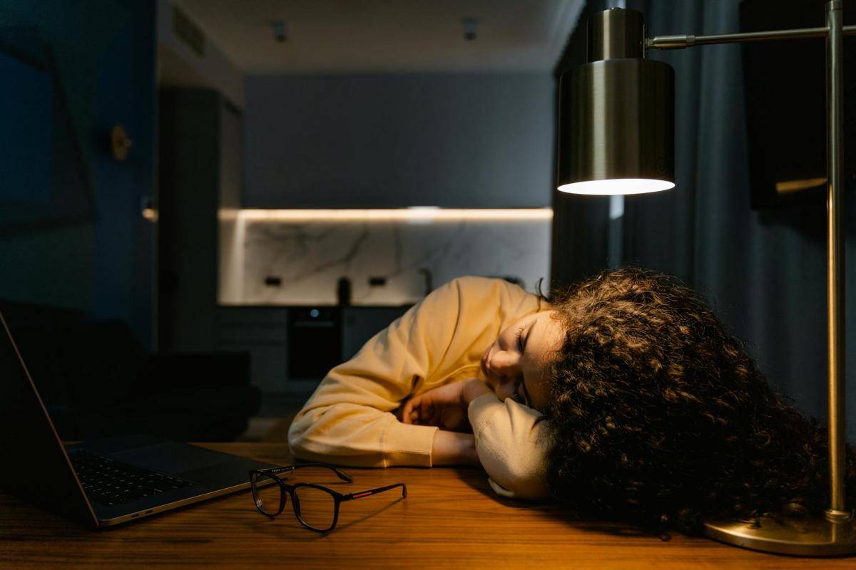 ilustrasi orang tidur (pexels.com/MART PRODUCTION)