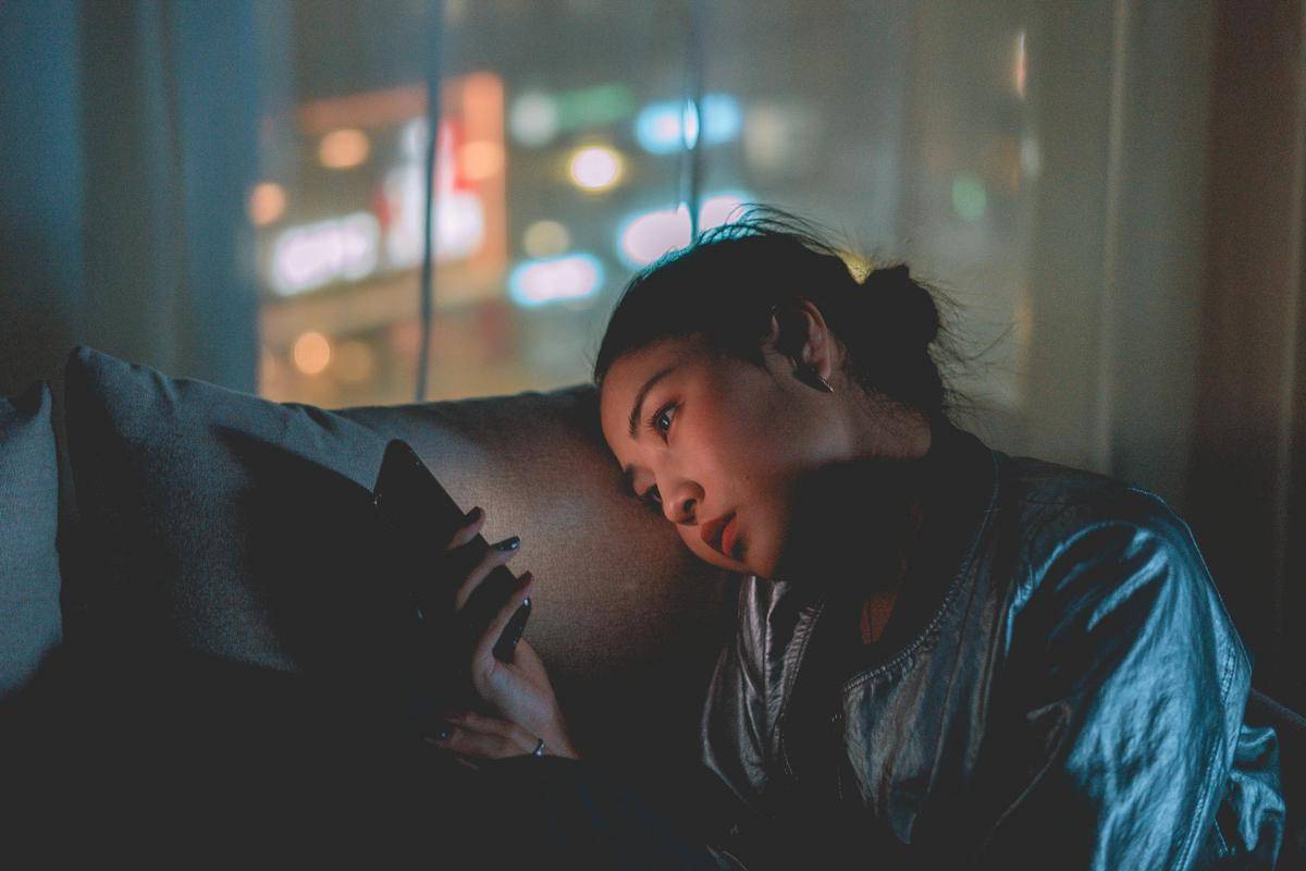 Ilustrasi bermain ponsel (pexels.com/mikoto.raw Photographer)