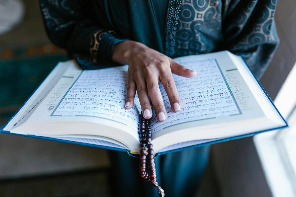 Ilustrasi Membaca Al-Quran (Pexel/RDNE Stock project)