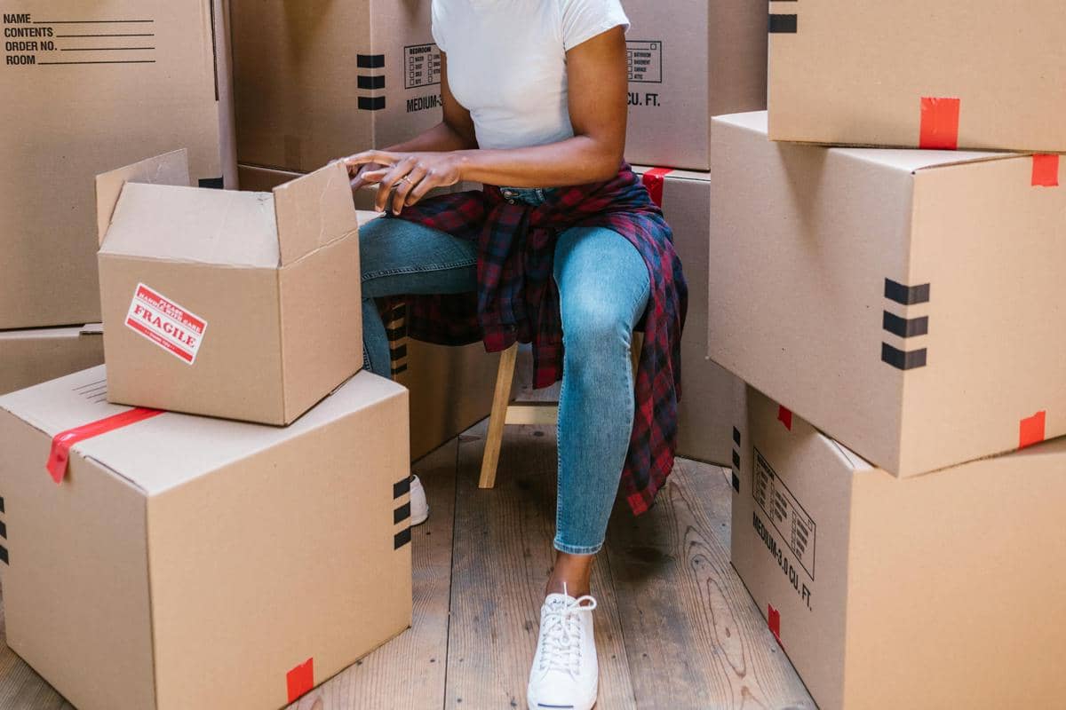 Ilustrasi packing paket online