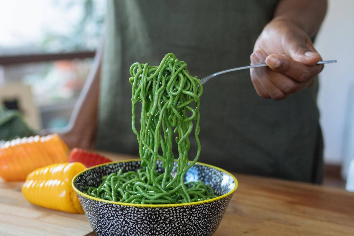 ilustrasi pria memasak untuk pasangannya (pexels.com/RF._.studio _)