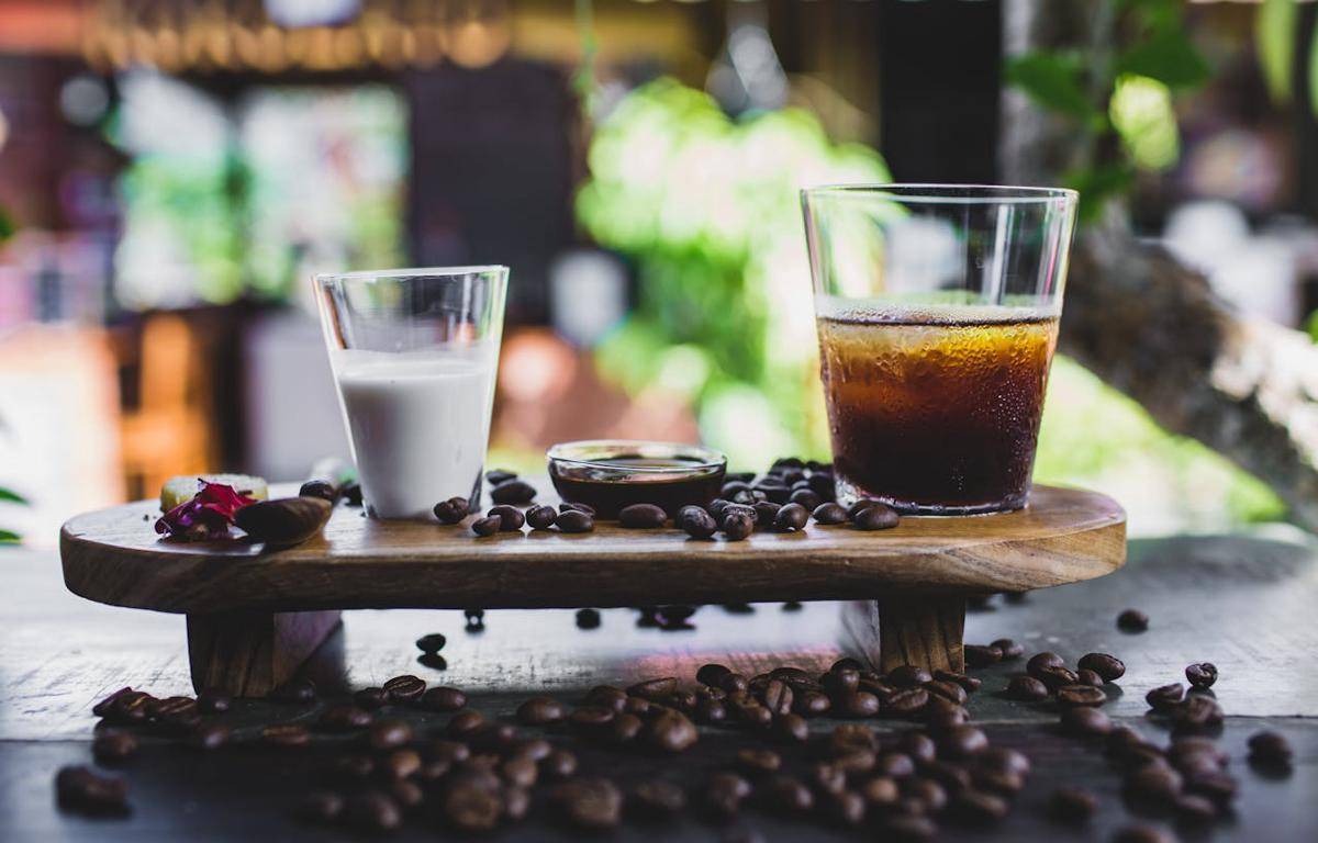 ilustrasi bahan iced tahini coffee latte