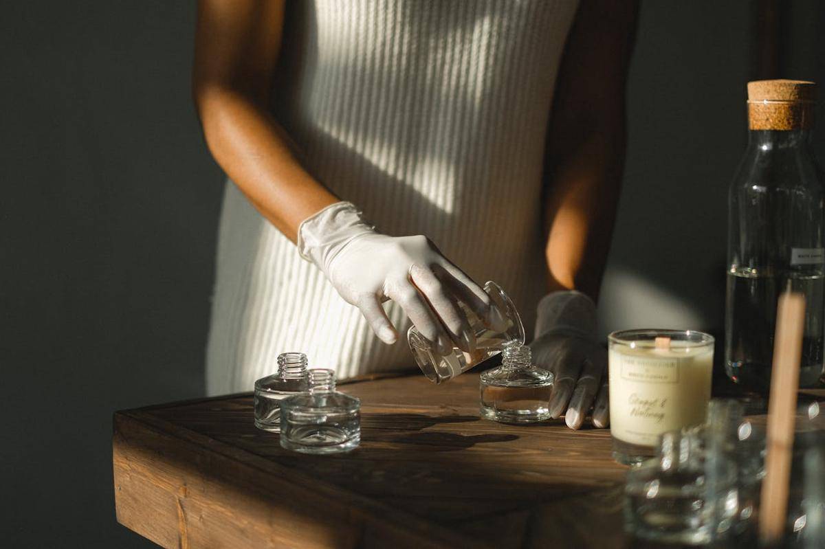 Ilustrasi meracik parfum dalam gerakan slow fragrance (pexels.com/Anna Shvets)