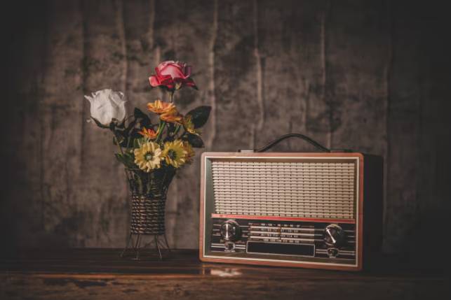 ilustrasi radio retro